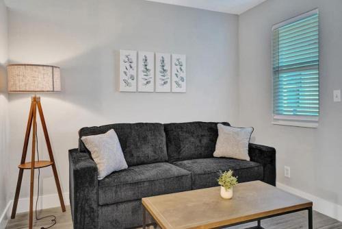 Poinciana Park Apartment | Rustic Retreats Modern 1BR for 4 guests in the heart of Fort Lauderdale