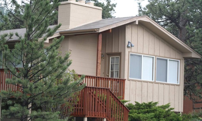 Estes Park House | Rustic, Shadow Pines Vacation Home with Hot Tub