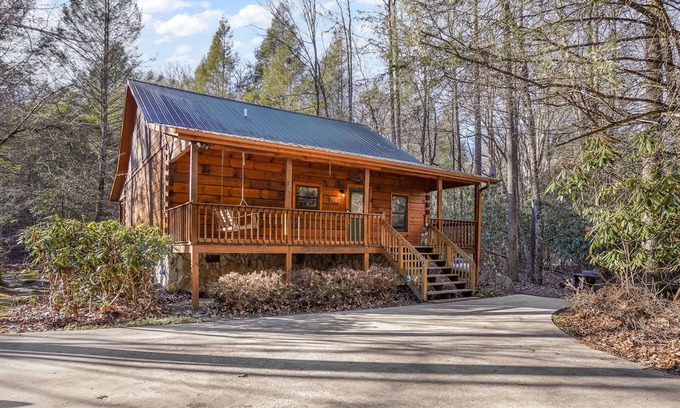 Epworth Cabin | Rustic Stay by the Creek: Your Perfect Creekside Retreat in Blue Ridge, Georgia