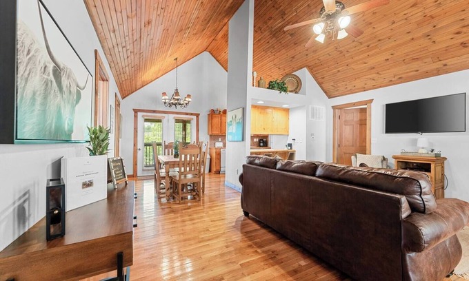 Branson West Cabin | Rustic Stonebridge Cabin, near Silver Dollar City Pools>Golf>Lake>Nature