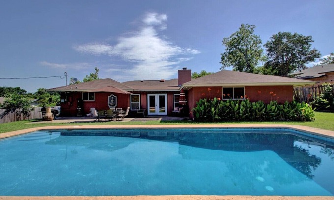 Pecan Springs Springdale House | ⭐️Rustic TexMex Home⭐️Close to Downtown⭐️Big Pool⭐️