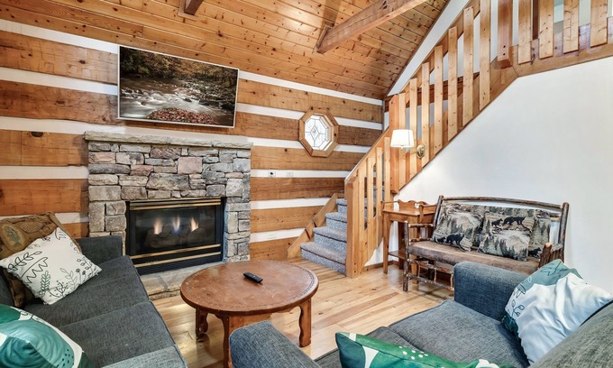 Gatlinburg Cabin | Rustic Wolf Run Fire Pit Near Great Smoky Mtns