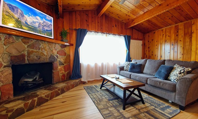 Oakhurst Cottage | Rustic Yosemite Cottage-King Suite-Mountain Views