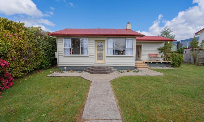 Te Anau House | Rustlein Cottage - Te Anau Holiday Home
