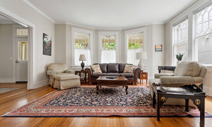 Radcliffeborough Apartment | Rutledge Avenue Inn | Downtown Luxury