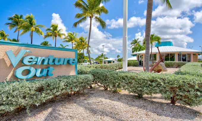 Cudjoe Key RV Rental | RV Lot 621 Venture Out