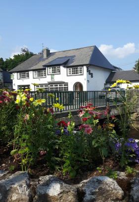 Cong Bed & Breakfast | Ryan's River Lodge B&B