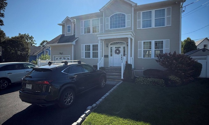 Seaford House | Ryder’s Cup Special! Spacious 4-bedrooms, 3 BR, 8 min walk to LIRR & shuttle!