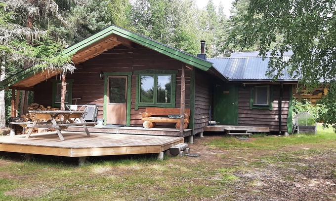 Lakene Cottage | Rymlig och Fräsch Stuga med Egen Timmerhus-bastu och Badtunna Nära Lakenesjön