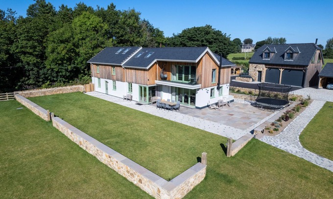 Llanddeiniolen House | RYNYS, pet friendly, luxury holiday cottage in Llanrug