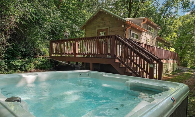 Lookout Valley Neighborhood Association Apartment | Ryon Tiny Home Cabin | City-side Rustic Retreat