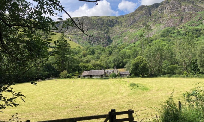 Mawddwy Apartment | S/C Studio in medieval farm house Ideal for walkers, birders & writers.