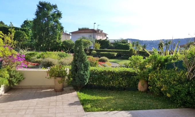 Saint-Jean-Cap-Ferrat Apartment | S.Jean Cap Ferrat Apartment garden/terrace Beach 2 min street front
