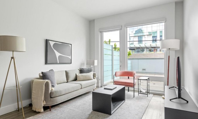 South Lake Union Apartment | S Lake Union 1BR w Gym WD nr Denny Park SEA-367