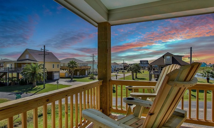 Crystal Beach House | S.S. Esmeralda-Newly built home-3min from beach