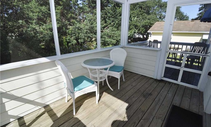 Ocracoke House | Sabra's Cottage: Perfect getaway for two near Ocracoke Lighthouse, screened porch.