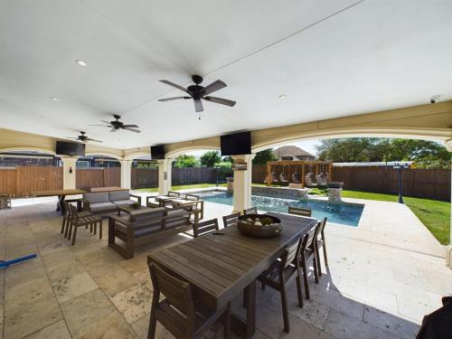 Houston House | Saddle n Spurs BNB, 25 minutes to downtown, pool, fire pit, grill