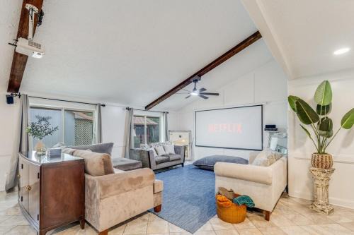 Pasadena House | Saddle Up Stay Vacational Home Pool Tennis Court & TV Projector!