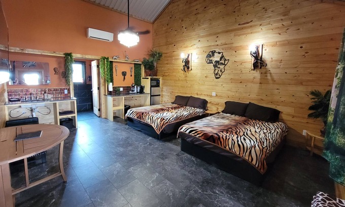 Wise County Cabin | Safari Cabana at Tipsy Toad Retreat