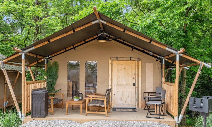 Williamstown RV Rental | Safari Tent H at Eden Reserve - Near Ark
