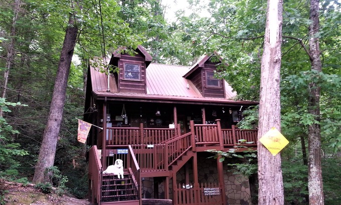 Gatlinburg - Pigeon Forge Cabin | Safe Dog Walking-QUIET PRIVATE DEAD-END ROAD-King Bedroom-WIFI-Hot Tub-