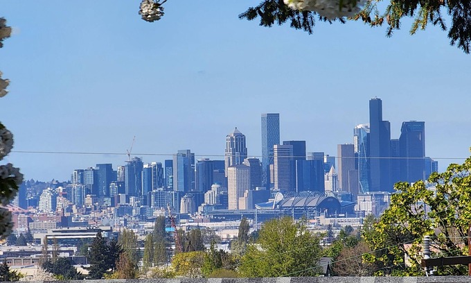 Highline House | Safe neighborhood. Minutes to freeways, Downtown, and Airport.