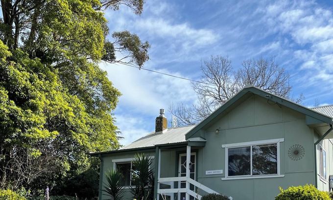 Bundanoon Cottage | Sage Cottage - lovely mid-century stay with views to National Park (New owners)