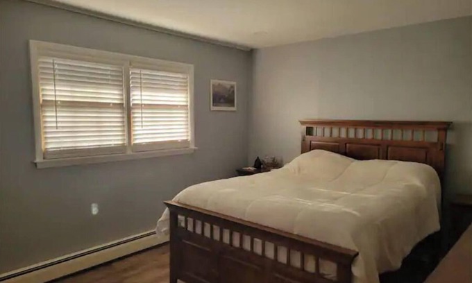 Glens Falls House | Sail away in this cozy 2 bdrm- downtown Glens Falls