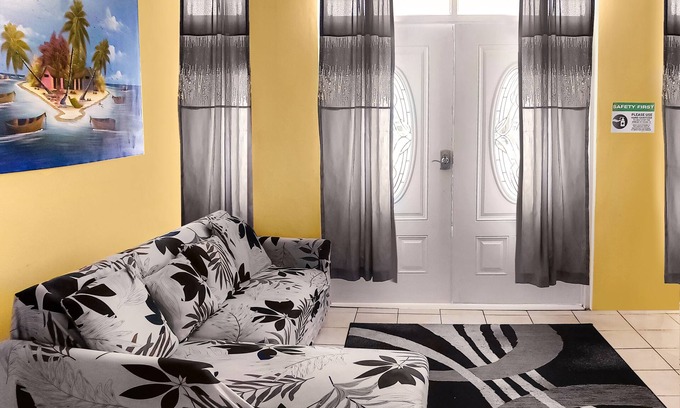 Hannah Apartment | Sailor's Gem I: Feel the Real Caribbean Life and Live Local at this Apartment!