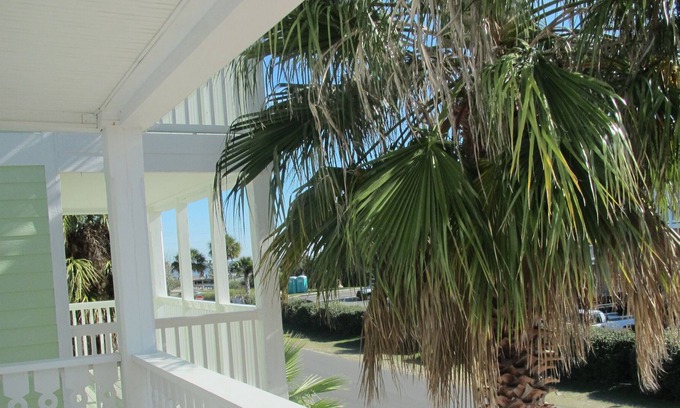 Cedar Key Apartment | Sailors Choice - NON SMOKING Apartment in Downtown Cedar Key with Gulf Views!