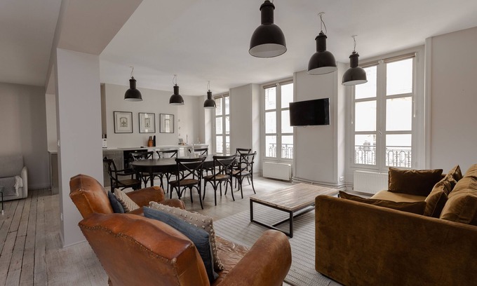 Quartier de la Place-Vendome Apartment | Saint-Honoré Luxurious 2 Bedroom/2 bath