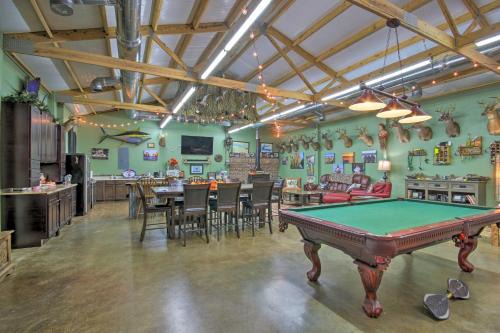 Saint Matthews Apartment | Saint Matthews Outlaw Gameroom with Fire Pit!