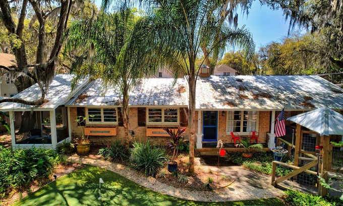 Saint Simons Heights House | Saint Simons Island Presents ‘OFF BROADWAY' Beach Escape Heated Saltwater Pool