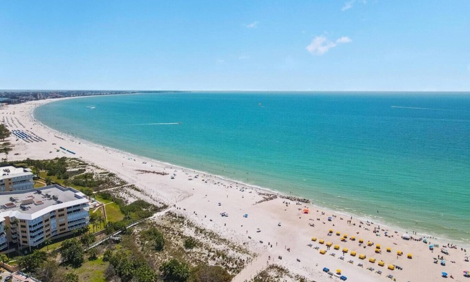 St. Pete Beach Apartment | Sala 4 - St Pete Beach Gem!