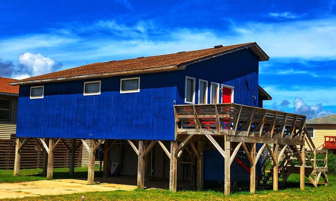 Kill Devil Hills Cottage | SALE 8/26-8/29! Walk 560ft 2 Beach - King Bed - Dogs, Surfing, Deck - Fireplaces