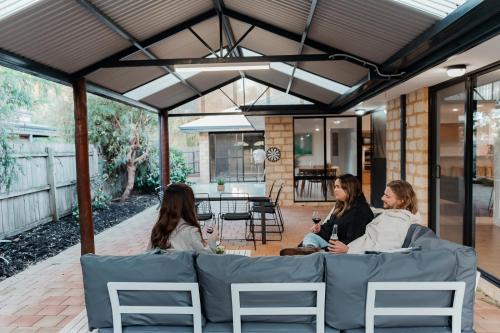 Dunsborough House | Salhus - sleep in king beds & easy walk to town