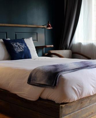 Ilwaco Hotel | Salt Hotel & Pub
