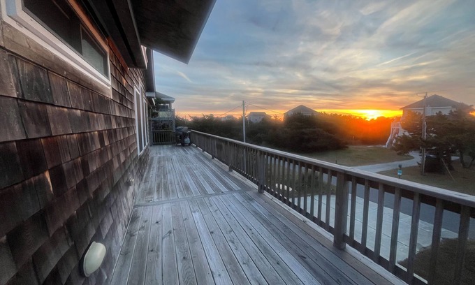 Avon House | Salt Therapy OBX: 3 min walk to beach, Pool Access, Hot Tub