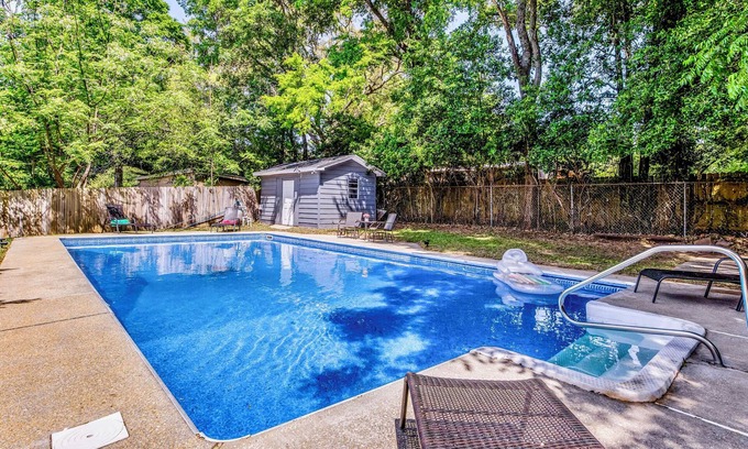North Northwest Pensacola House | Salt water pool, Whole house, 3/2, sleeps 8,1 pet