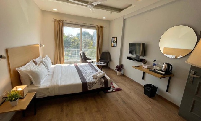 Sector 39 Hotel | Saltstayz Express -Medicity Near Medanta Hospital