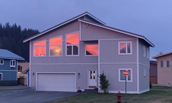Valdez House | Saltwater and Snowflakes a welcoming 4-bedroom house with WiFi in Valdez