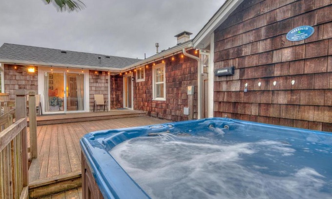 Seaside House | Saltworks Cottage - Meredith Lodging