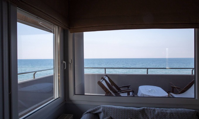 Perea Apartment | Salty Breeze Supreme Beachfront Apartment-Supreme Stay with free Parking