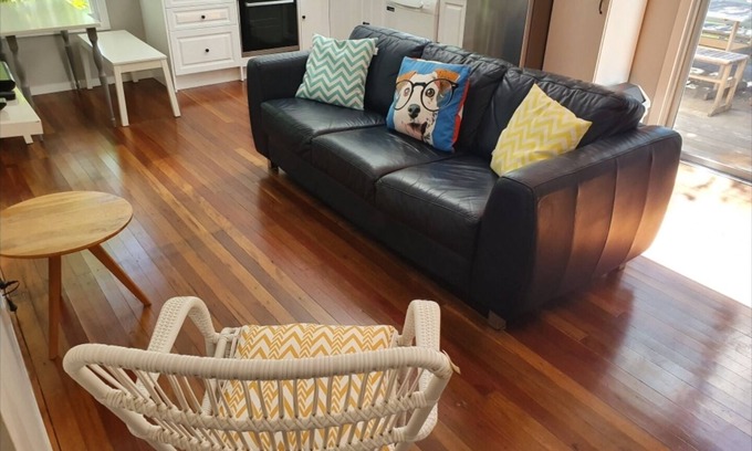 Moreton Bay Region House | Salty Dog Cottage - Pets Welcome - 400m to Kings Beach