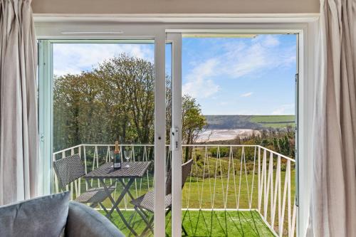 Pembroke Apartment | Salty Kisses - Sea Front Aparment