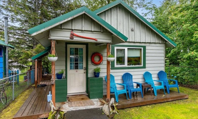 Seward Cottage | Salty Sam's Cozy Downtown Home