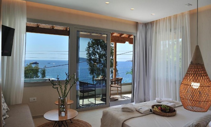 Skiathos Town Hotel | Salty Wave Suites