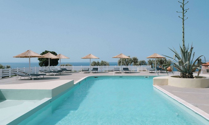 Ormos Koumeikon Apartment | Samos Mandilada Gem by Sea – Shared Pool
