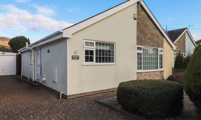 Morfa Bychan House | SAMSON'S PLACE, pet friendly, country holiday cottage in Morfa Bychan