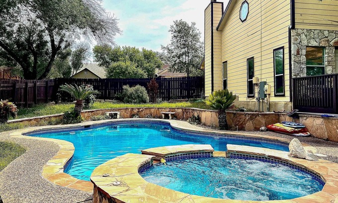 Oak Creek House | San Antonio Home w/Pool & Hot Tub Near SeaWorld!